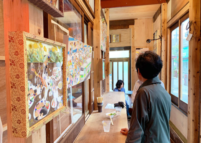 ギャラリーに併設されたカウンター