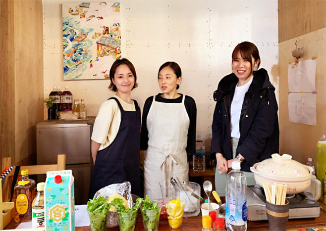 当日の仮設店舗の1日店長の瀧川栄子さん（写真左）とスタッフ