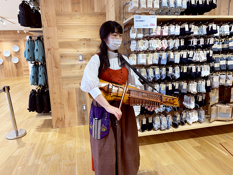 無印良品錦糸町パルコ「つながる市」で演奏する峰村茜さん