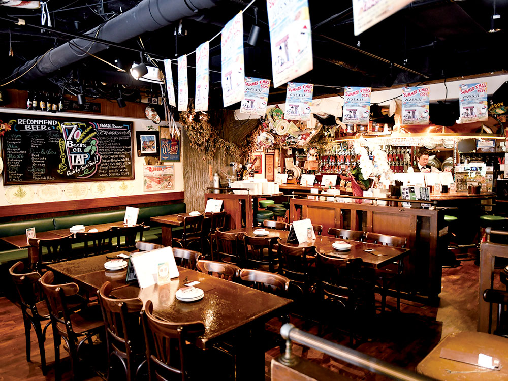 クラフトビール人気を牽引する老舗店らしい風格の店内。