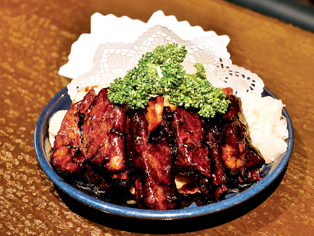 「スペアリヴのスタウト仕込み」¥1,848(税込)
スタウト(黒ビール)を使って煮込まれた肉は柔らかく、さらに、お肉が焦げることで作られる旨味成分に、焦がした麦を使って作る黒ビールの旨味成分がプラスされた逸品。添えられた、ザワークラウトとスネークポテトチップスがさらに、食(飲)欲を加速させます!