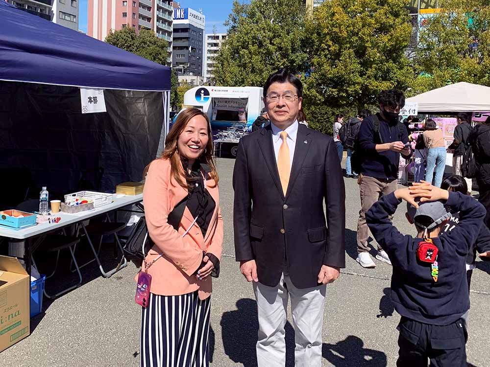 山本亨区長と牧野裕美子さん