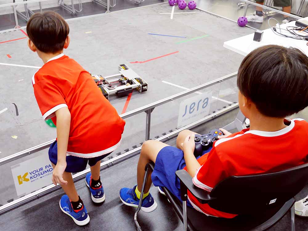 ロボットの操縦に挑戦する子どもたち